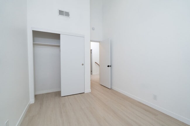 Building Photo - BEAUTIFUL 4 Bed 3 Bath unit