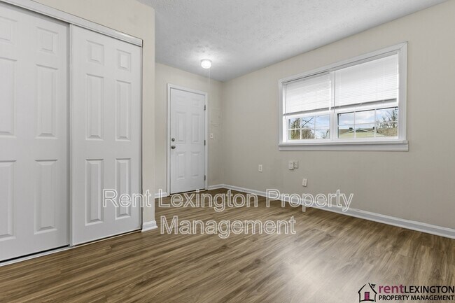 Building Photo - 3966 Northampton Dr