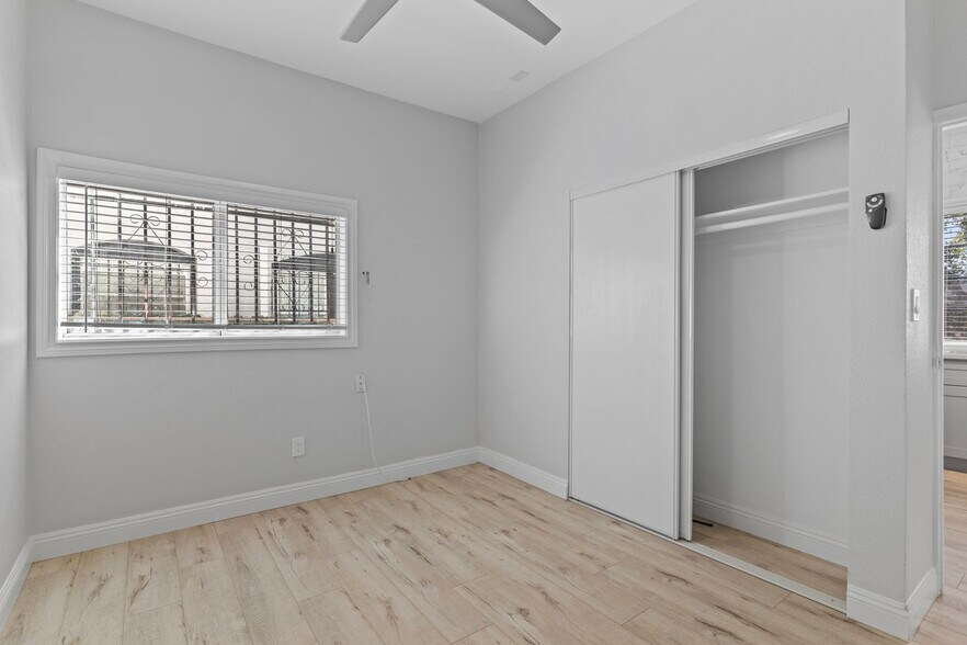 Building Photo - 338 E 7th St