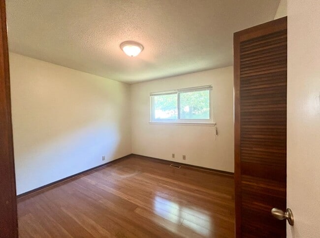Building Photo - Two Bedroom Cottage Style Home Nestled in ...
