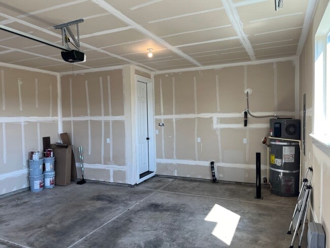 Building Photo - Modern Luxury Meets Convenience in Hillsboro