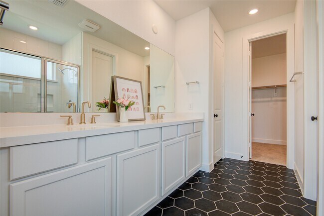 Building Photo - 21803 Fitzroy Mnr Ln