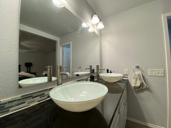Building Photo - 104 Rising Star