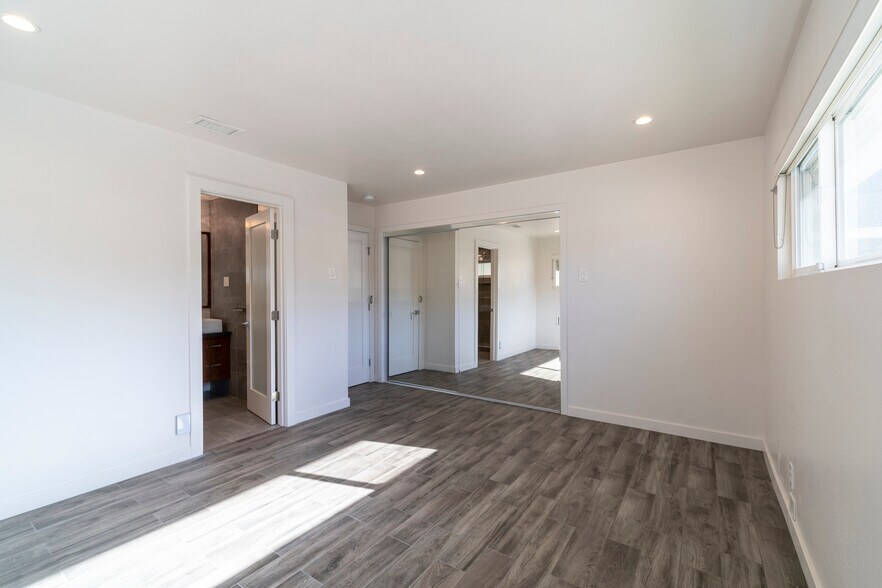 Building Photo - 129 E Loop Dr