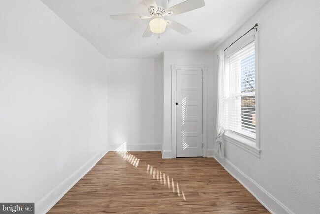 Building Photo - 211 E Poplar St