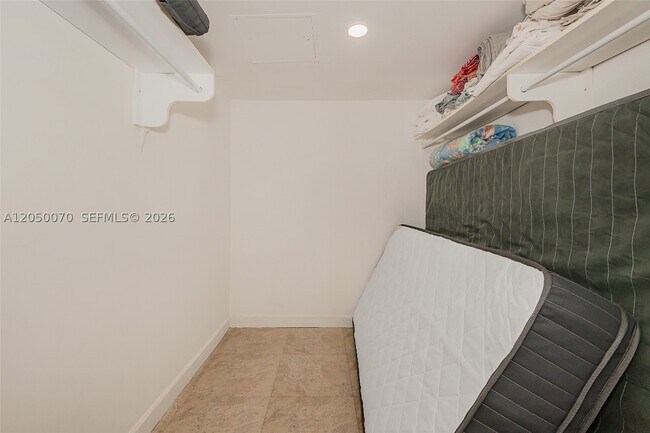 Building Photo - 1500 Bay Dr E