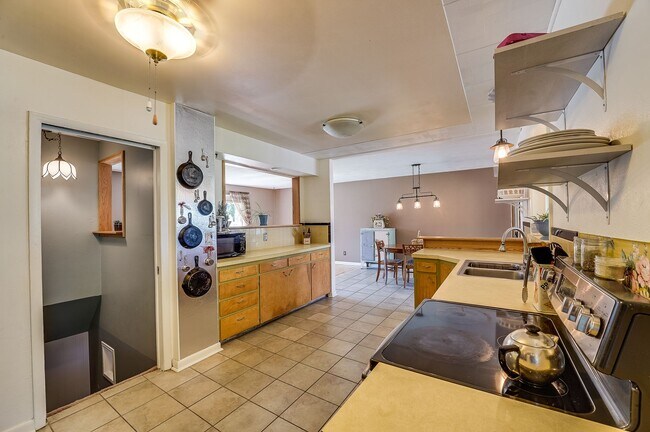 Building Photo - 4 bed, 2 bath Ranch Home near City Park W/ Finished Bsmt & Fenced Yard!
