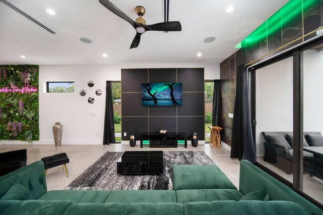 Building Photo - 601 NE 16th Ave