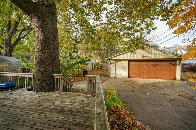 Building Photo - 409 E Melbourne Ave