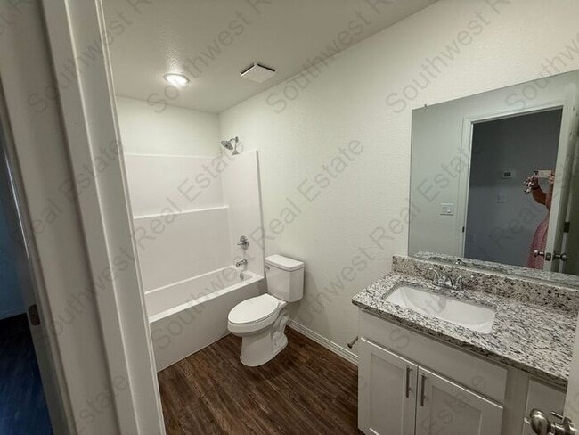 Building Photo - Spacious 2 bedroom 2 bath Duplex.