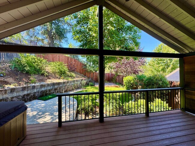 Building Photo - Spacious 3 bedroom, 3 bath bi-level home nestled in the scenic Sierra Nevada foothills