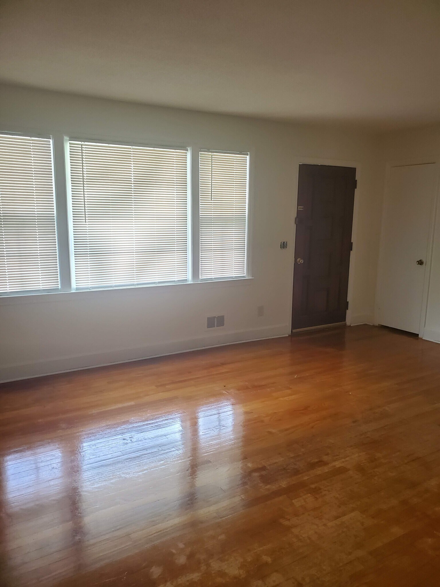 Building Photo - 301 W Lakeside Ave