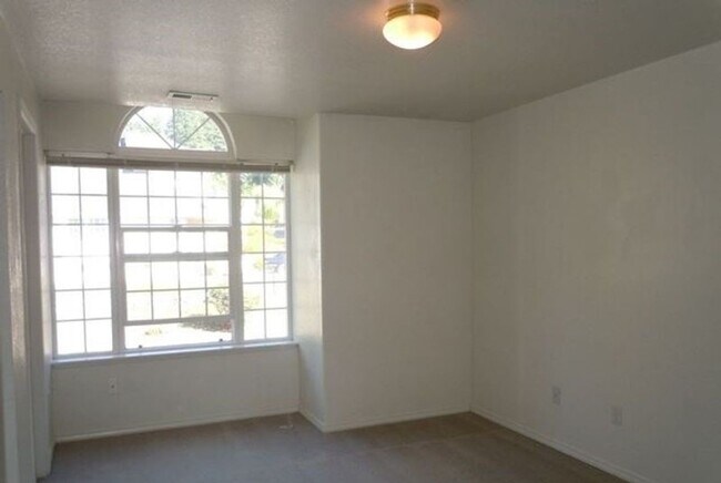 Building Photo - 801 Blueberry Ln