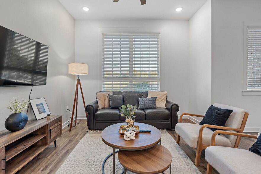 Primary Photo - 738 Douglas Ave