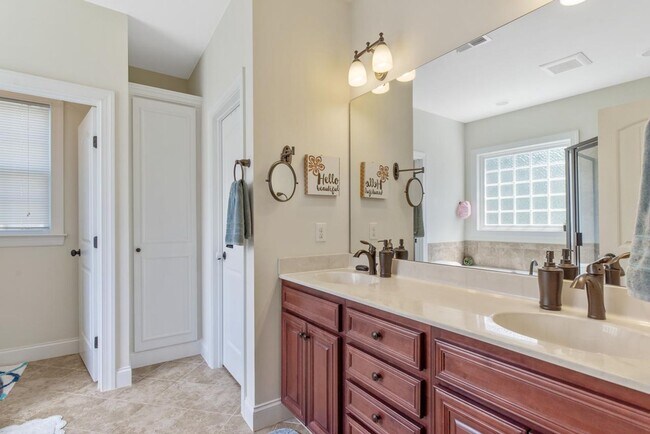 Building Photo - Gorgeous Wake Forest Home!