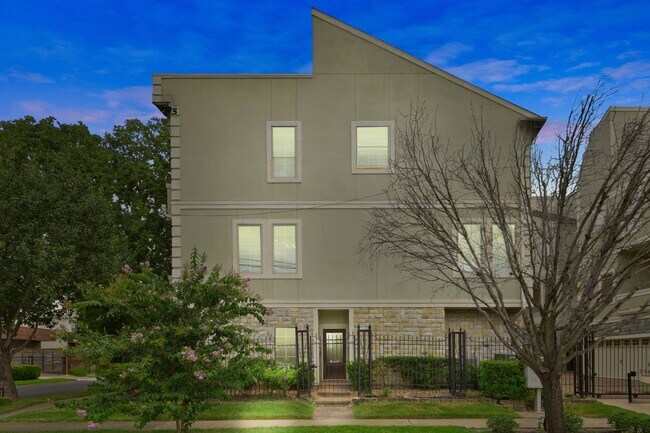 Building Photo - Light-Filled Corner Home with Rooftop Pati...