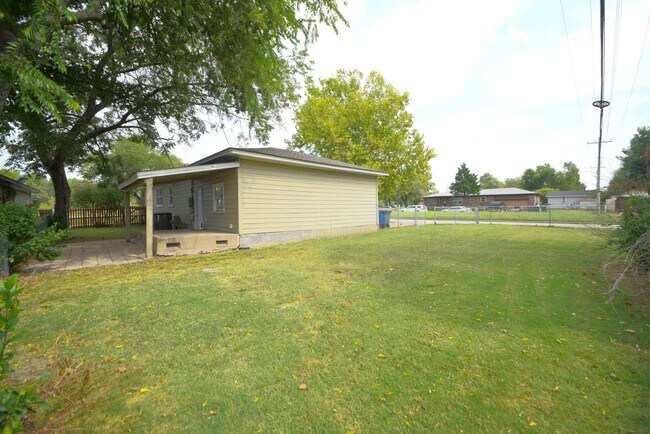Building Photo - 10 S 106th E Pl