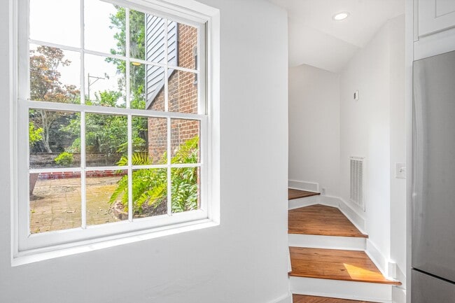 Building Photo - Renovated 2 Bedroom Carriage house off Lafayette Square