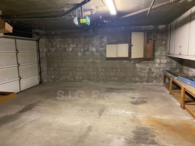 Building Photo - 522 E Maple St