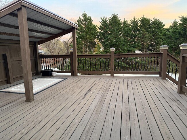 Building Photo - 146 E Park Dr