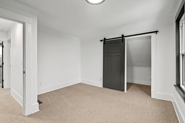 Building Photo - 3127 33rd Ave S