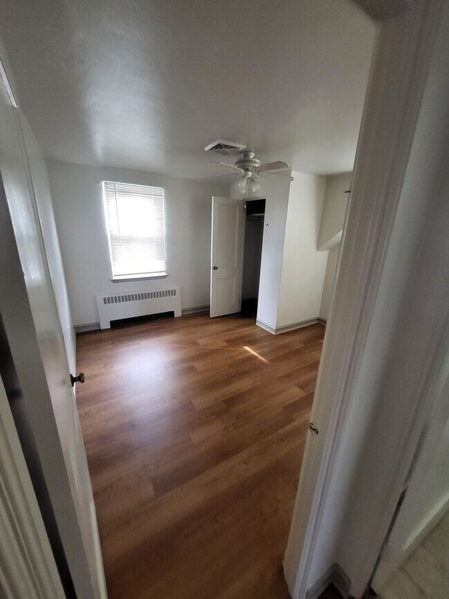 Building Photo - 1550 E Bayview Blvd