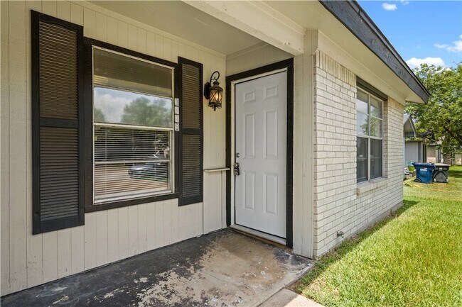 Building Photo - 1419 Hillside Dr