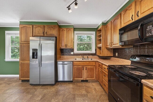 Building Photo - 3 Bedroom Pet Friendly Home For Rent Near Heritage Park!