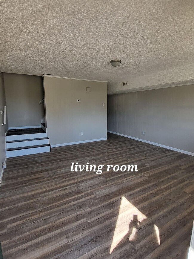 Building Photo - 2-Bed 1.5-Bath Townhome Available Soon!