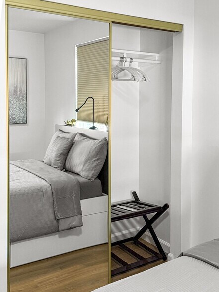 Building Photo - 1521 W 37th Pl