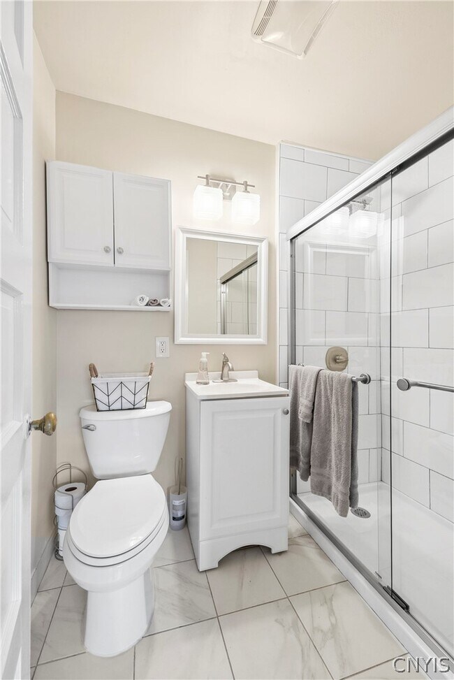 Building Photo - 40 Lakeview Cir