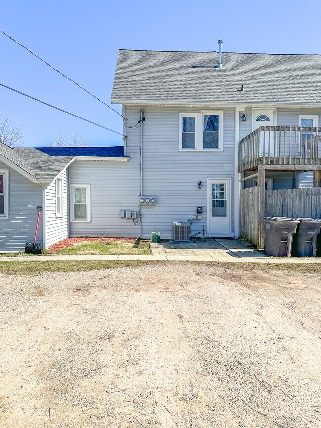 Entrance with balcony and parking area - 950 Center St