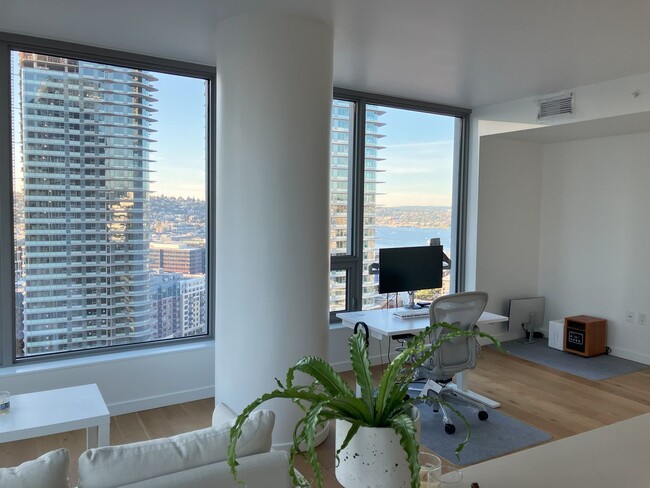 Building Photo - Bright and Modern World-Class Condo