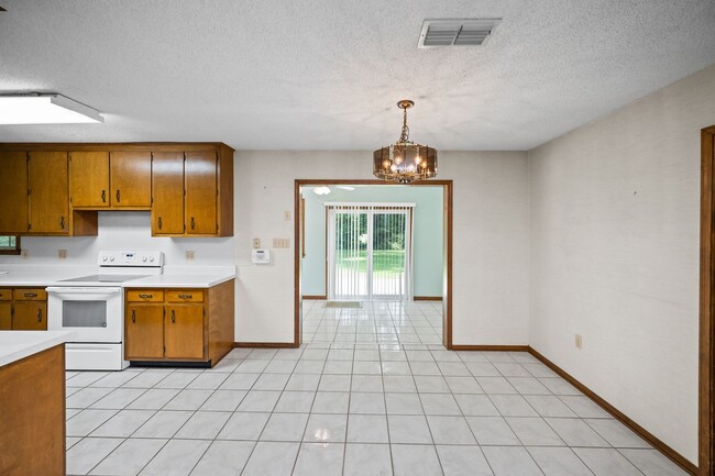 Building Photo - 18050 Steele Dr