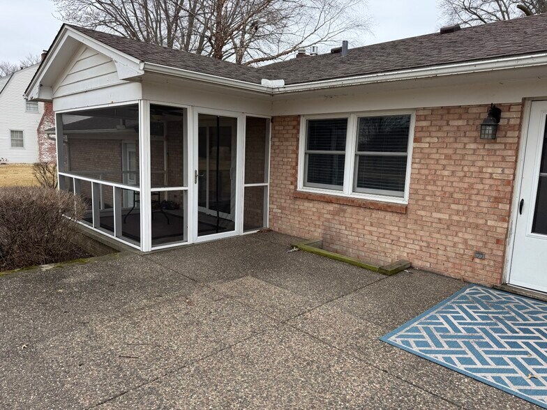 Building Photo - 233 Manor Dr