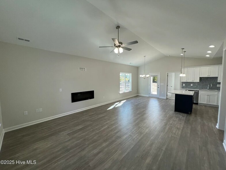 Building Photo - 403 Creeks Edge Dr
