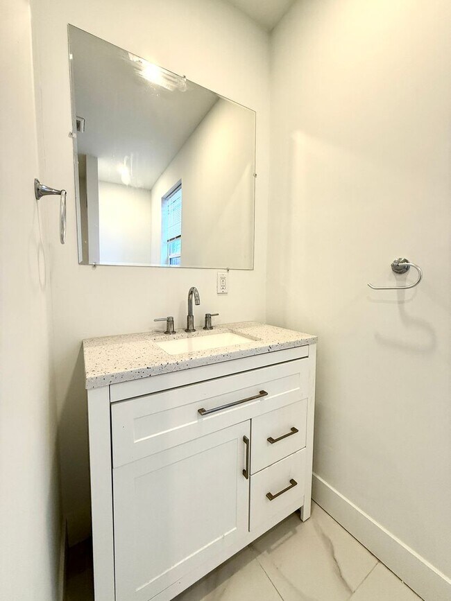 Building Photo - Large Fully Renovated 3Br-2 Full bath apartment!