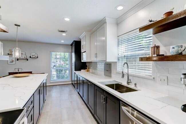 Building Photo - 9738 Derrik Dr