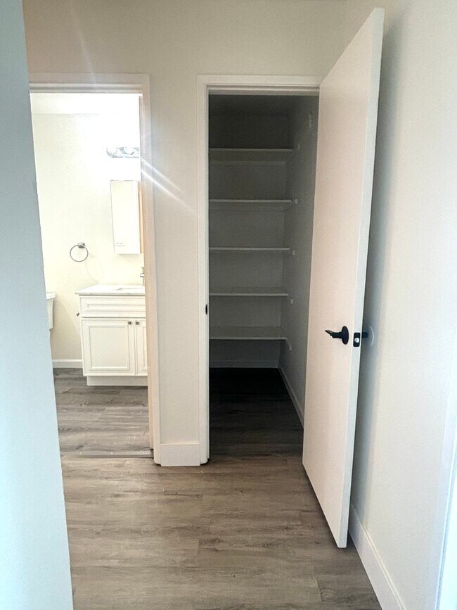 Building Photo - Stylishly Remodeled 2-Bedroom Gem in Redwood City