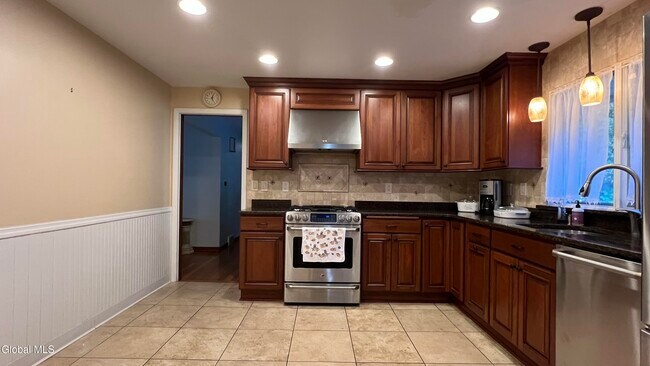 Building Photo - 275 Bloomingrove Dr