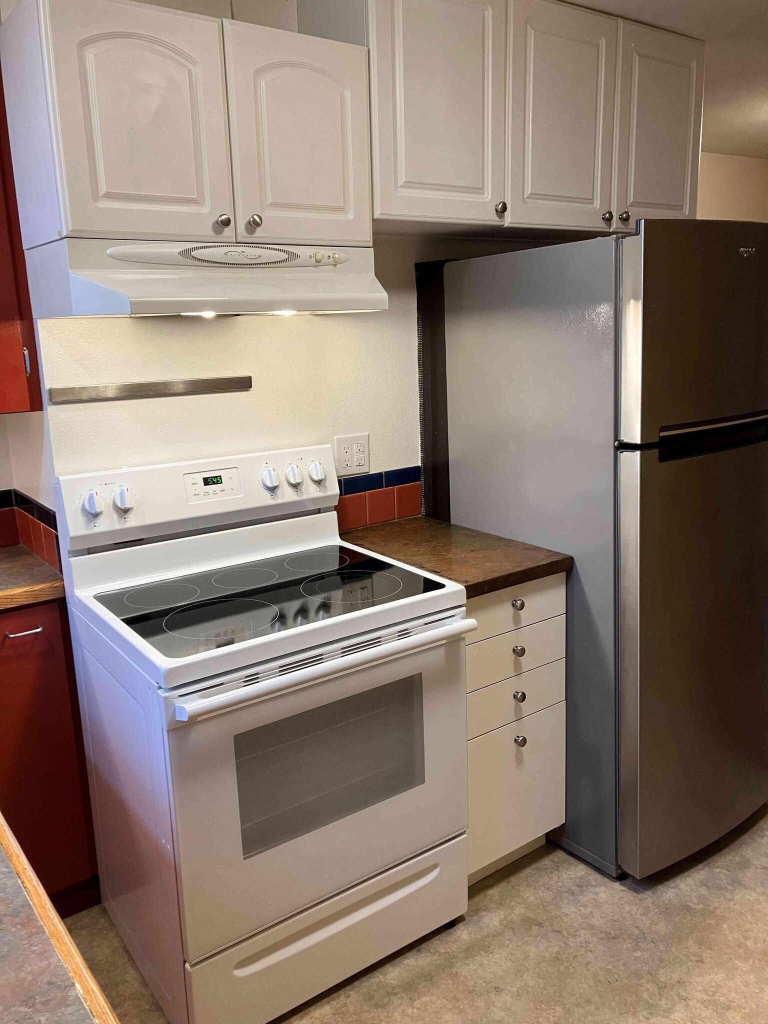 5 burner Range - 5007 SW Custer St