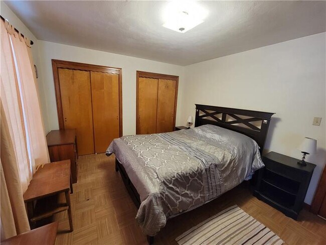 Building Photo - 302 South Dr