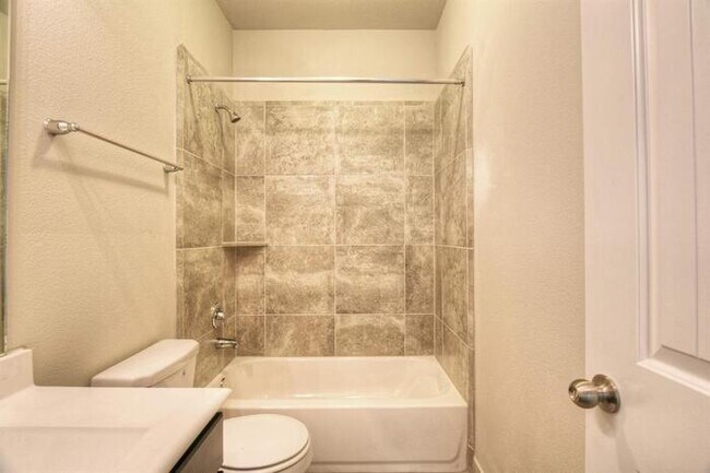 Building Photo - Laurel Glen - 20814 Bradley Gardens Dr, Sp...