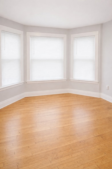 Building Photo - 810 University Ave SE