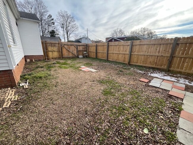 Building Photo - Walking Distance to Winthrop