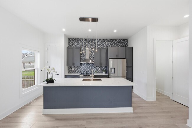 Building Photo - 1102 Summit St