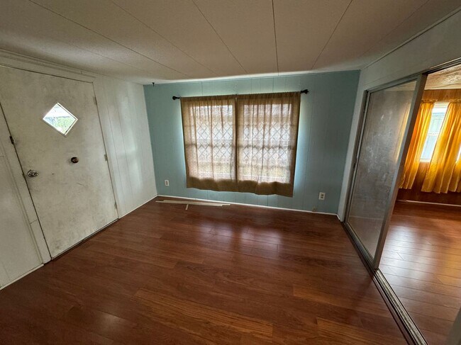 Building Photo - 2929 Saralake Dr S