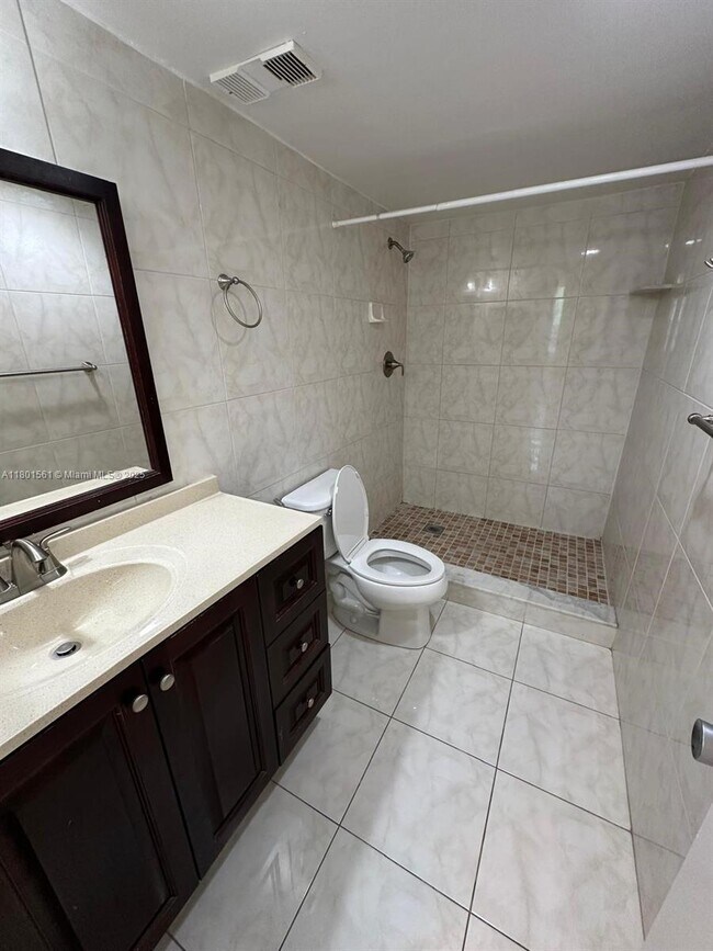 Building Photo - 9410 Live Oak Pl