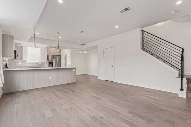 Building Photo - Beautiful Sloans lake Two Bed / Two and a ...