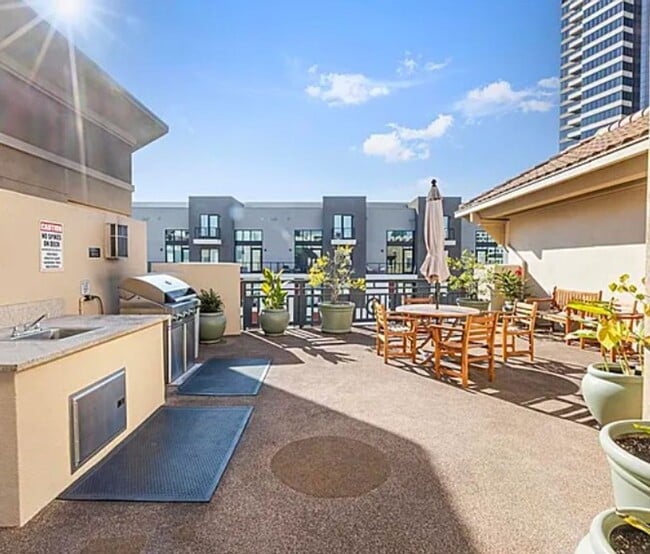 Building Photo - Amazing Downtown Unit Available For Rent!!!